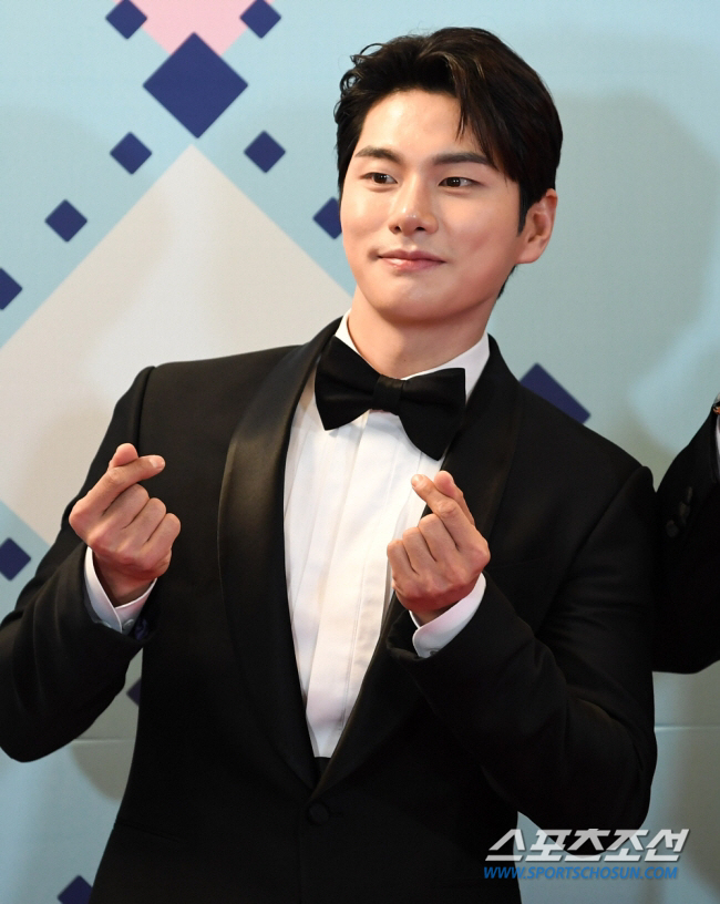 Lee Yi-kyung is getting married.'I was busy and had no time to care, but..' ('Marry You')