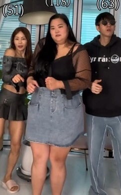  Mina's sister-in-law, '-29kg', and the outfit is also bold see-through  short skirt