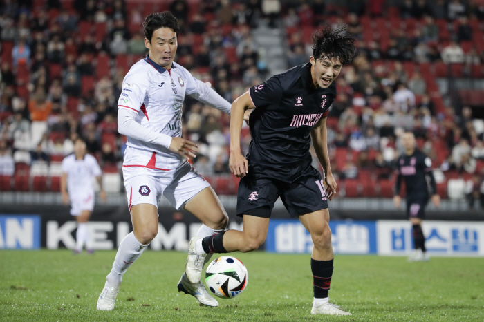 'Throwing foreign substances' Bucheon FC closes 2 home game cheering seats'Hard punishment'Supporters confrontation' Lee Han-sam fined'