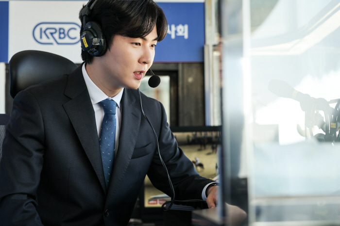  New Voice Calls for a Race, Lee Dong-jin Debuts as a Horse Racing Announcer