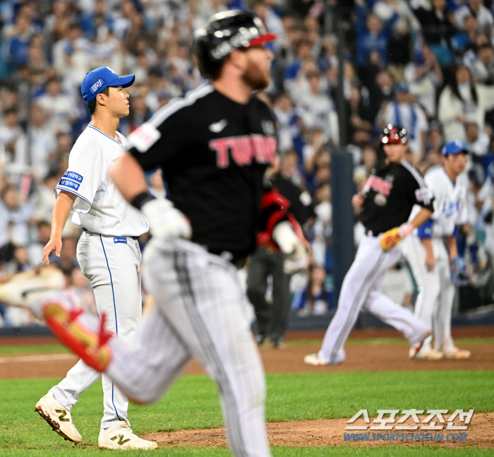 Strikeout on the first and second bases → Grounder to shortstop on the full base → Fly to the right field on the first and second bases. Kim Yun-soo and Austin met again. Kim Yunsoo won again