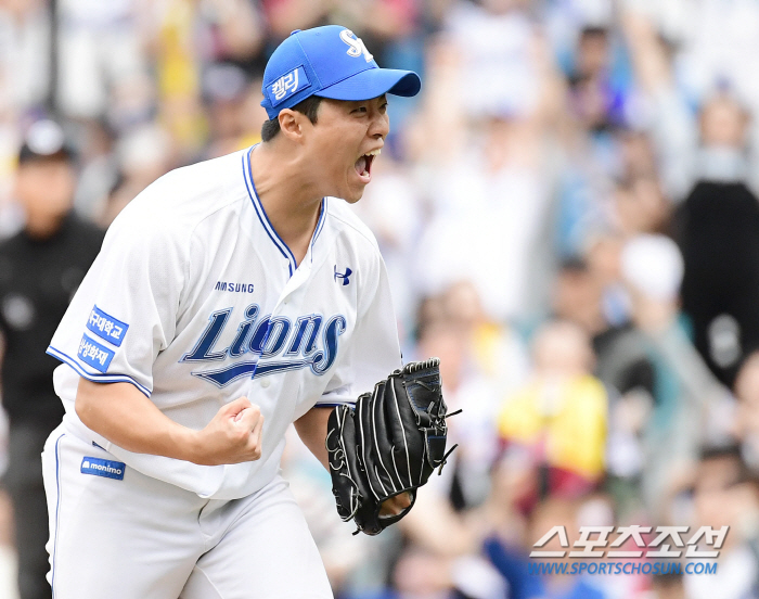 Strikeout on the first and second bases → Grounder to shortstop on the full base → Fly to the right field on the first and second bases. Kim Yun-soo and Austin met again. Kim Yunsoo won again