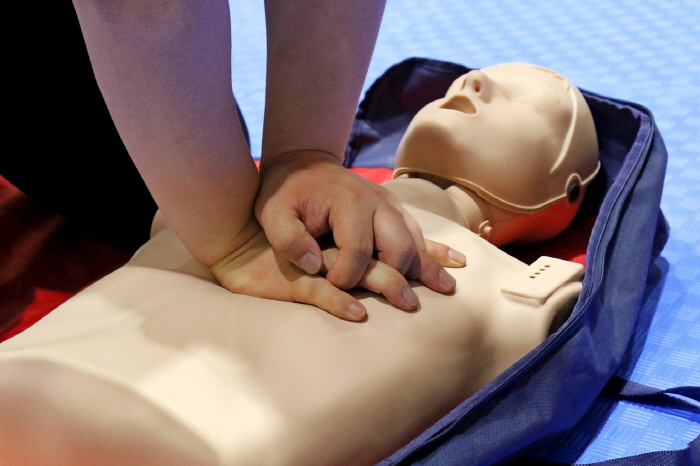 英 One in three men 'Absent CPR on women' Concern over physical contact