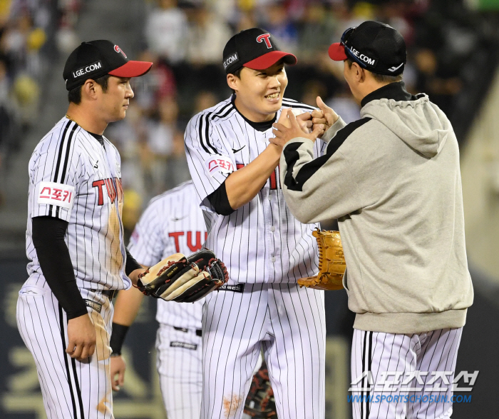 'I hated losing like this' LG revived with good pitching in autumn Chan-gyu...The pitching coach on the mound also gave a thumbs up