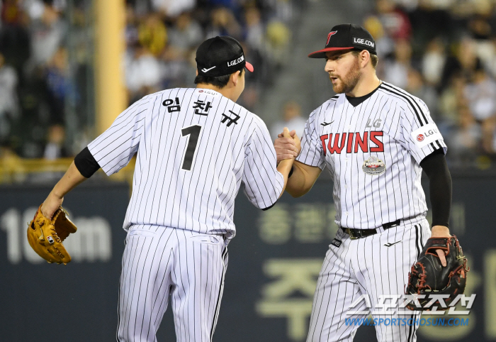 'I hated losing like this' LG revived with good pitching in autumn Chan-gyu...The pitching coach on the mound also gave a thumbs up