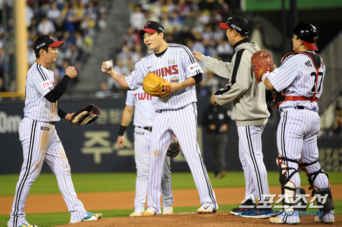 'I hated losing like this' LG revived with good pitching in autumn Chan-gyu...The pitching coach on the mound also gave a thumbs up