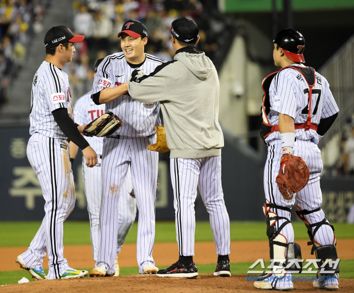 'I hated losing like this' LG revived with good pitching in autumn Chan-gyu...The pitching coach on the mound also gave a thumbs up