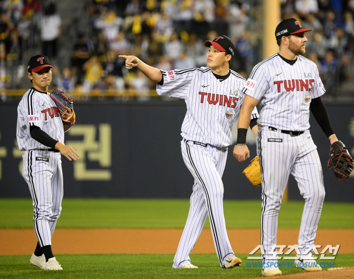 'I hated losing like this' LG revived with good pitching in autumn Chan-gyu...The pitching coach on the mound also gave a thumbs up