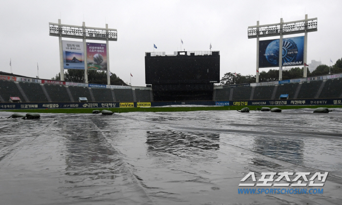 'It's up to the sky' Whether L Dongwon will take the mound in the fourth round of PO...A ground with thick rain