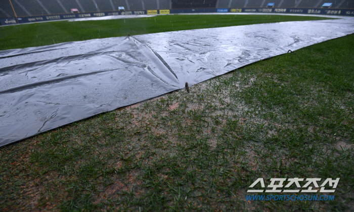 'It's up to the sky' Whether L Dongwon will take the mound in the fourth round of PO...A ground with thick rain