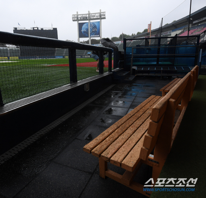 'It's up to the sky' Whether L Dongwon will take the mound in the fourth round of PO...A ground with thick rain