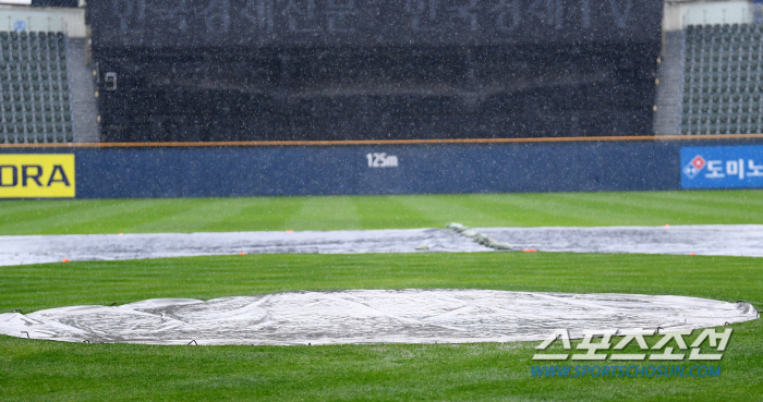 'It's up to the sky' Whether L Dongwon will take the mound in the fourth round of PO...A ground with thick rain