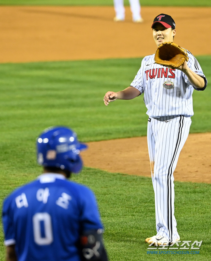 'Welcome to Jamsil.' Paul slightly moved away from the foul → catch in front of the fence.'If it's Daegu, it's a home run...' 10 points → 10 points → 0 points. I can't believe the stadium changes the outcome...