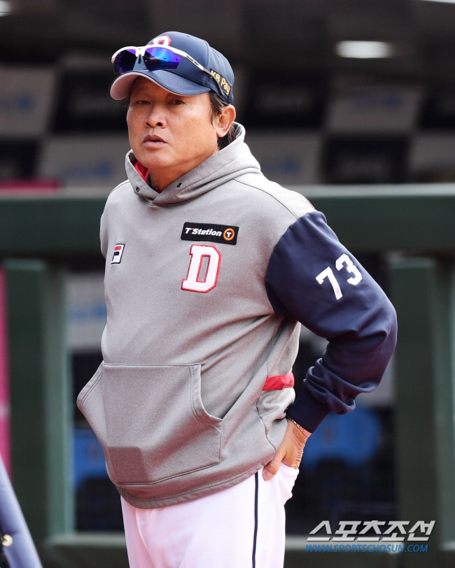 Coach Park Heung-sik and Kim Han-soo are leaving Doosan, and coach Kim Sang-jin, Kang Seok-cheon, Lee Kwang-woo, and Jeong Jin-ho are also unable to renew their contracts 