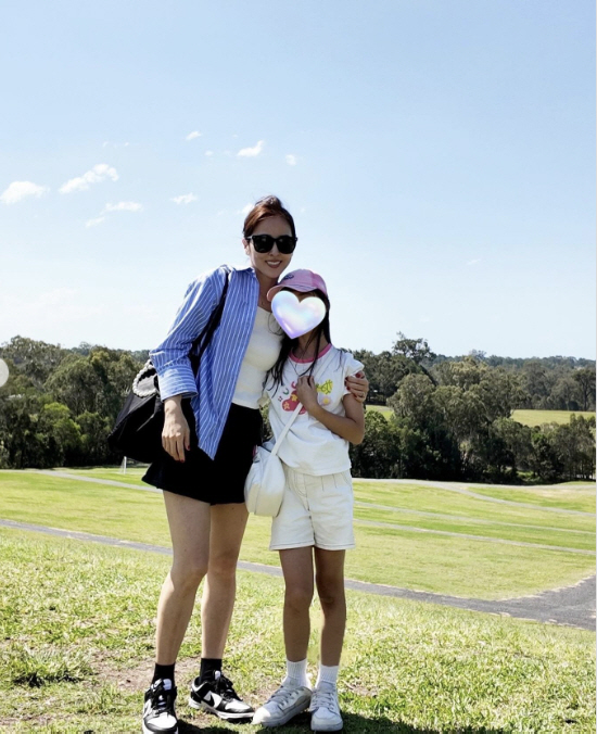 'Ki Sung-yong ♥' Han Hye-jin's 9-year-old daughter has already grown to her mother's shoulders...'Travel to Australia with Mom'