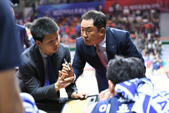  KCC Jeon Chang-jin left the opening game and won more than one victory. Off the opening game, I don't want to talk about it'