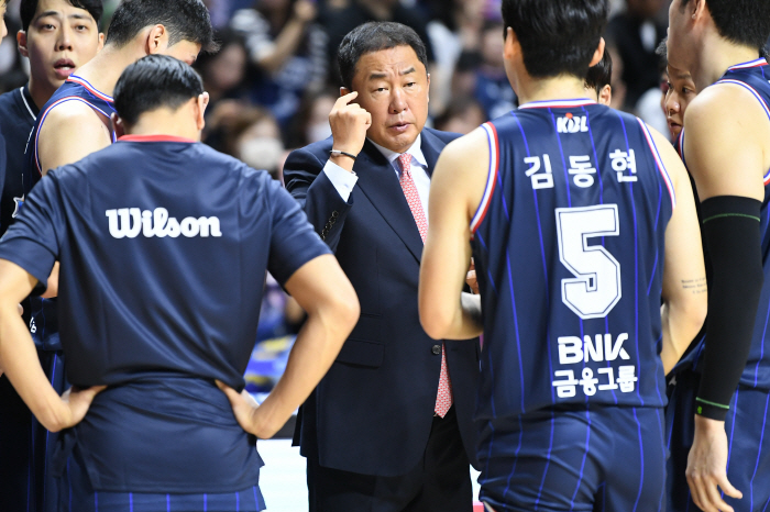  KCC coach Jeon Chang-jin leaves the opening game. 43-30 KCC's 13-point lead ends in the first half