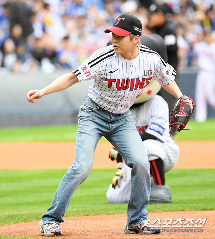  EXO Xiumin 'Cool first pitch '