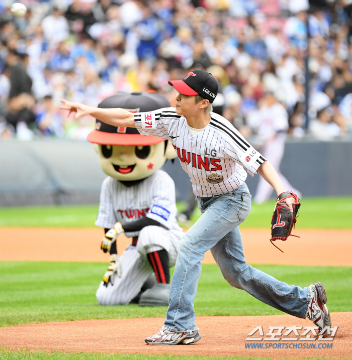  Exo Xiumin 'Elin's first pitch '