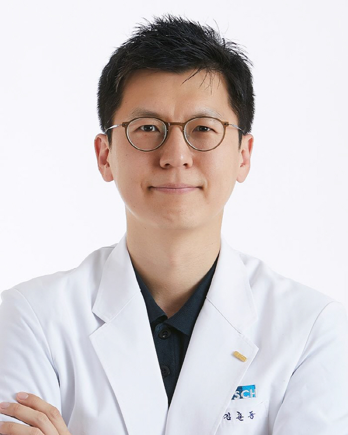 Professor Kim Hoon-dong of Soonchunhyang University Cheonan Hospital won the Minister of Health and Welfare Award for 'contributing to the improvement of eye health'