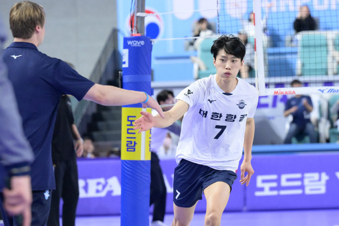 'Young blood cards worked&blocking 16 points'Defending Champion Strong' Korean Air wins its first opening game by catching OK Savings Bank 