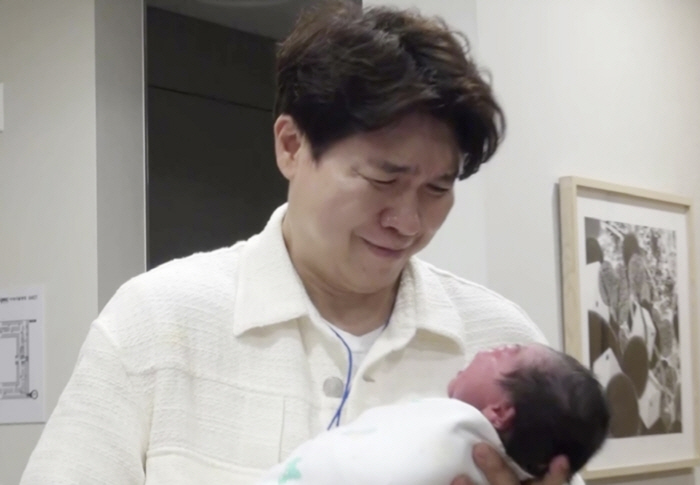 Park Soo-hong, who became a father, sobbed when he met his daughter for the first time. 'I'll protect you. Don't worry about anything.' ('Shudol')