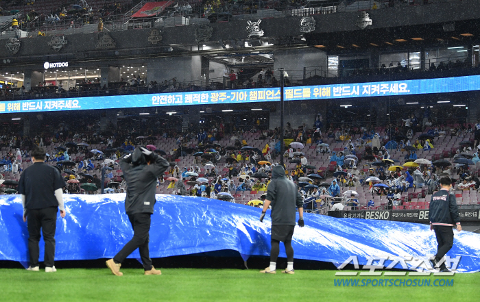 'Can't believe this right before the game' was put on a huge tarpaulin. Eventually, the first game was delayed 