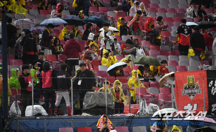 'Can't believe this right before the game' was put on a huge tarpaulin. Eventually, the first game was delayed 