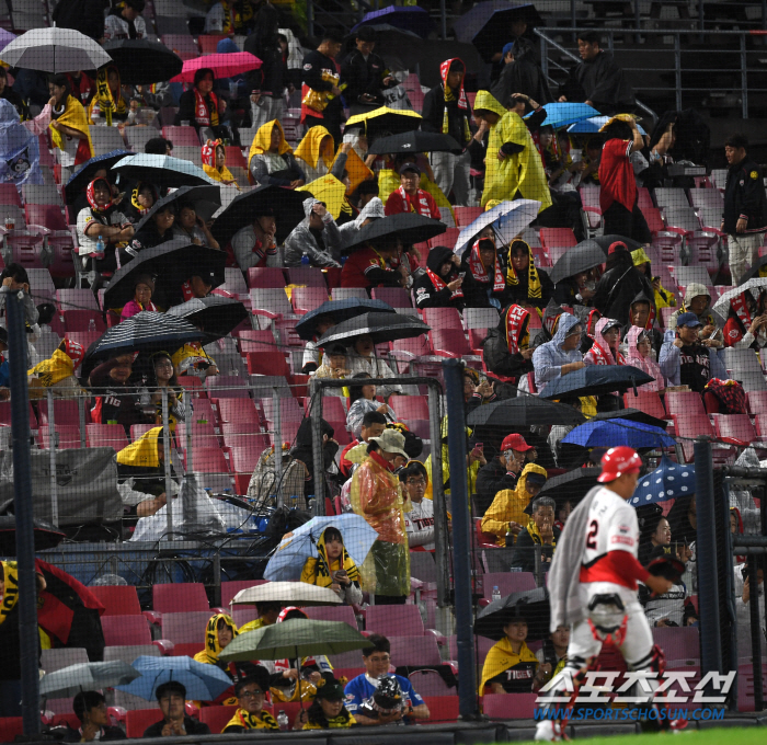 'Can't believe this right before the game' was put on a huge tarpaulin. Eventually, the first game was delayed 