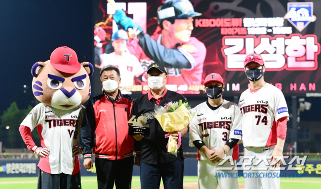 'I didn't know I was grateful when I was shining' Former KIA manager Kim Sung-han published an autobiography looking back on his 50-year baseball career, and a commemorative event for the publication of Gwangju Book on November 1st