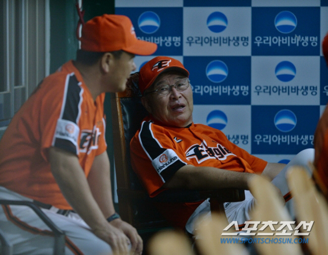 'I didn't know I was grateful when I was shining' Former KIA manager Kim Sung-han published an autobiography looking back on his 50-year baseball career, and a commemorative event for the publication of Gwangju Book on November 1st