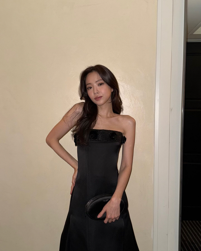 ''It's hard to stand' Son Na-eun, exposed by her tight dress, 'Surprised' body ''