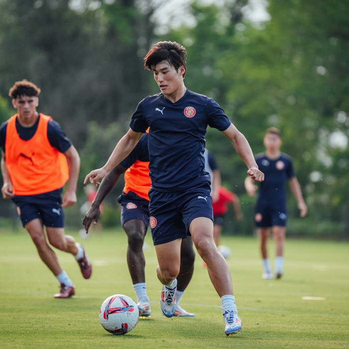 Shall we sit down in La Liga with the 'best prospect in South Korea, born in 2006'? 'UCL's Master of Advancement' I love it! 'I'm going to take you to the next game as well' He even announced his appointment to the first team