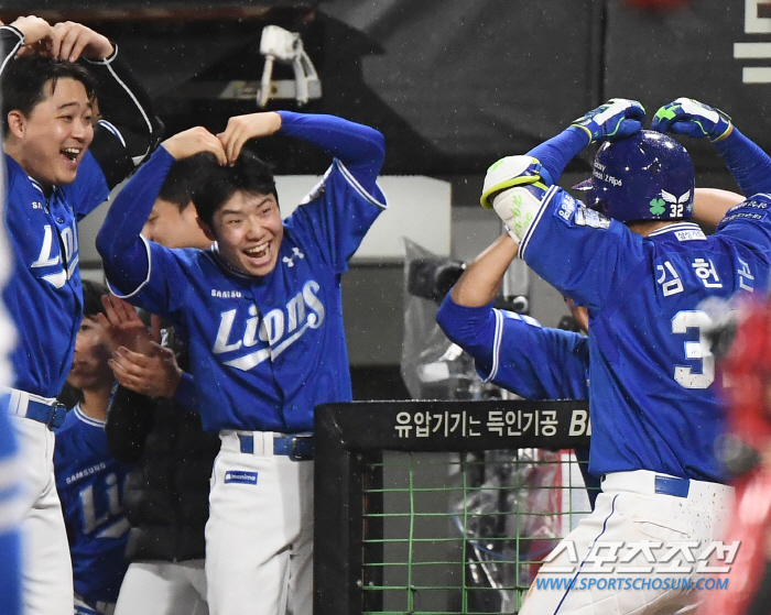 'What's wrong with the weather?' Samsung Kim Heon-gon's first shot → Chance for first and second base with no outs → Suspended rain at the top of the sixth inning 