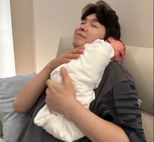  'Kim Daye ♥'Park Soo-hong's daughter is still 8 days old.'Already certified as a 父.'