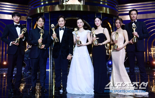 'Lee Byung-hun, Jung Yu-mi, Jo In-sung, Go Min-si, and ★ all gather together'The Blue Dragon Film Awards will be held on November 6th.'