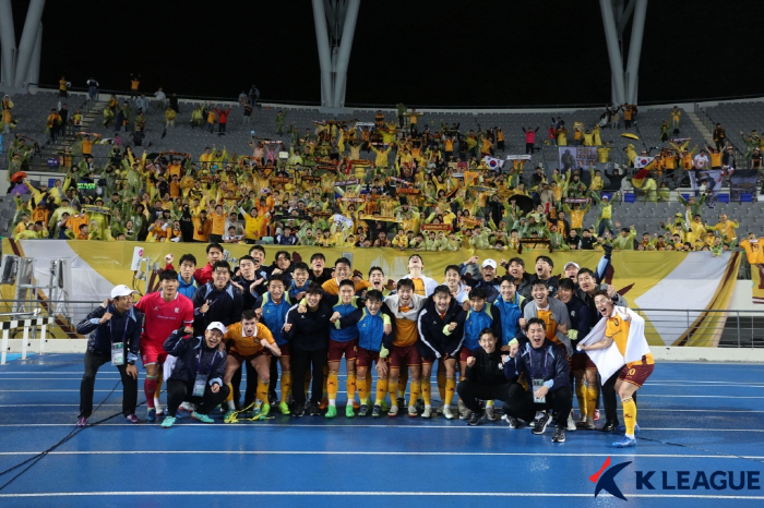 Lee Jung-hyo, who was furious about 'Why kick a long ball', was quite good after the game' Thumbs up 