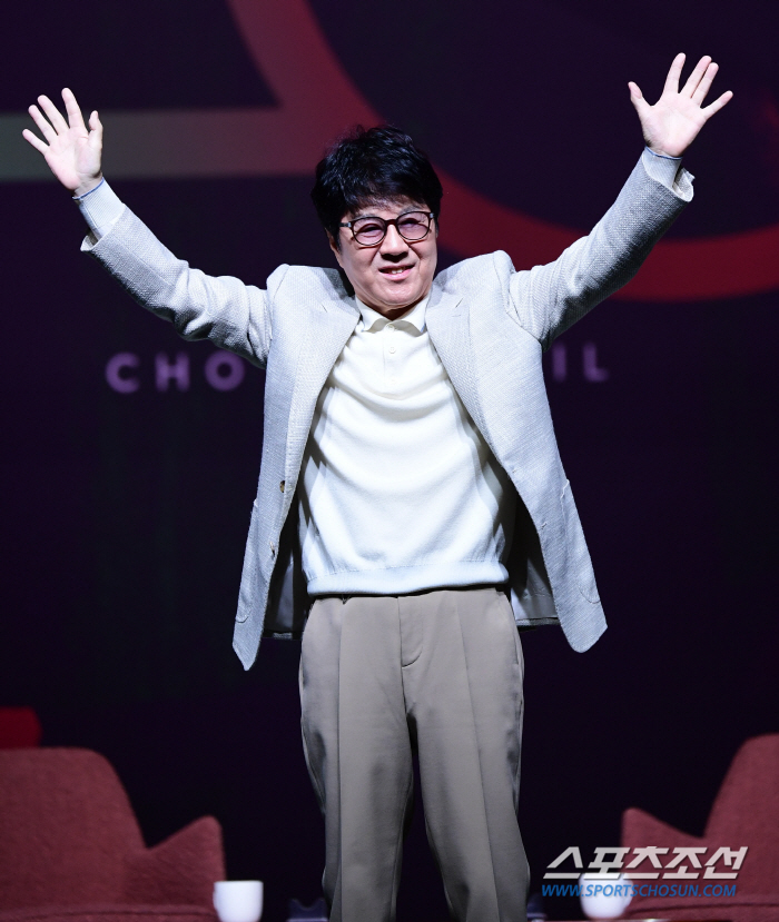  Cho Yongpil 'Comeback greeting with a bright expression'