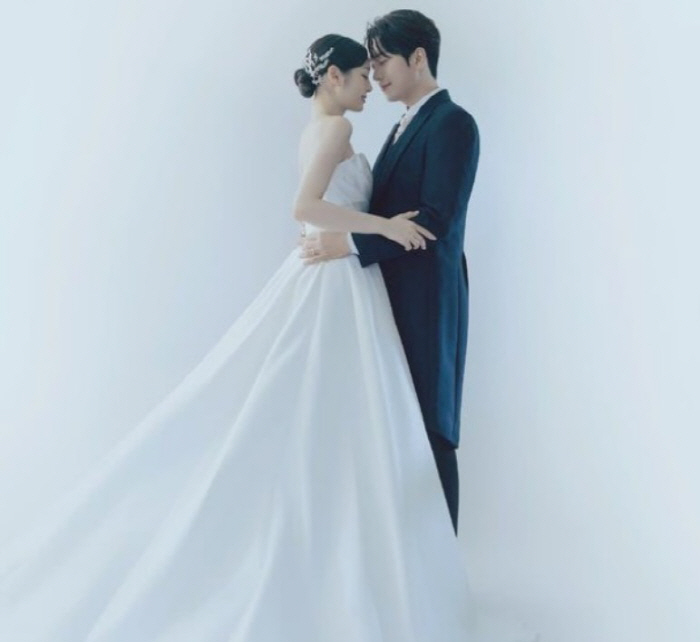 Kim Yu-na ♥ Ko Woo-rim, who unveiled an undisclosed wedding pictori ...