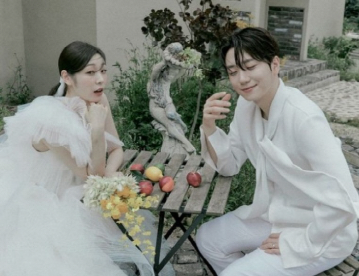  Kim Yu-na ♥ Ko Woo-rim, who unveiled an undisclosed wedding pictorial, celebrates her 2nd wedding anniversary