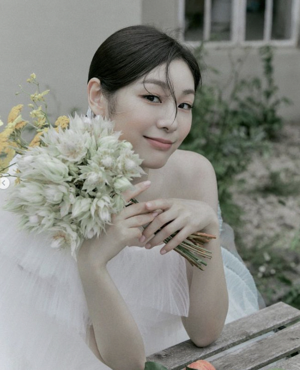 There's no goddess. Kim Yeon-ah reveals an undisclosed wedding pictorial to celebrate her 2nd wedding anniversary