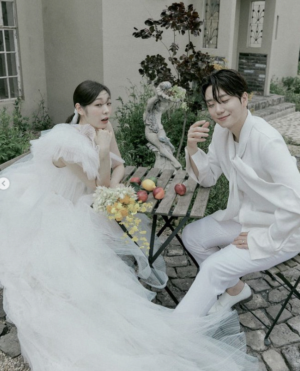 There's no goddess. Kim Yeon-ah reveals an undisclosed wedding pictorial to celebrate her 2nd wedding anniversary