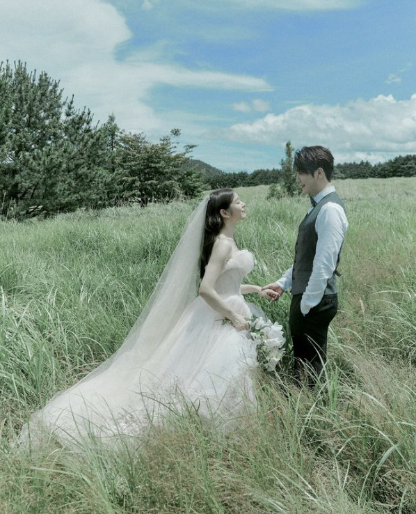 There's no goddess. Kim Yeon-ah reveals an undisclosed wedding pictorial to celebrate her 2nd wedding anniversary