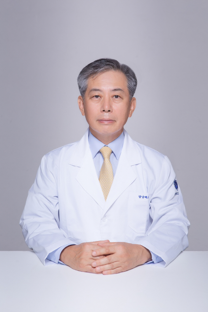 Yang Kyu-hyun, director of Gangnam Bedro Hospital, announces a study on hip dislocation patients during sports activities