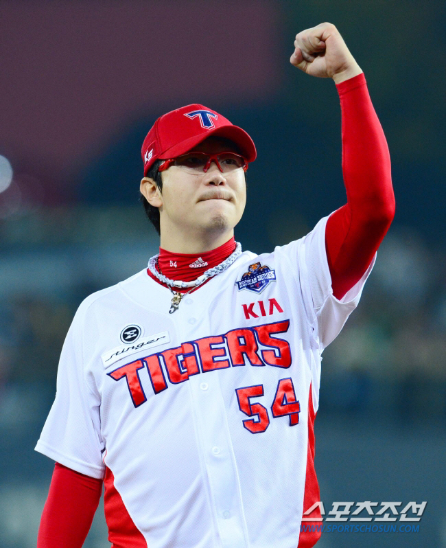 After 7 years of being a great pitcher, 'KS shutout' re-enactment? Hwang Dong-jae  is Samsung's desperate choice to rebound