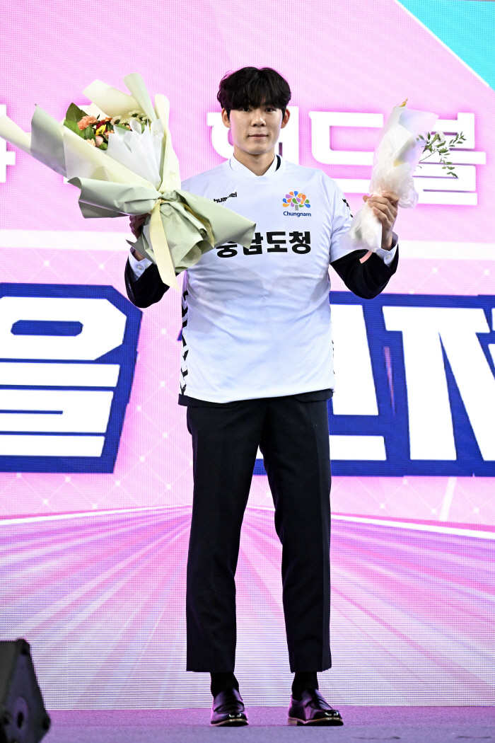 Kim Tae-kwan of the Korea National Sports University is the No. 1 overall handball draft in 男, and Chungnam Provincial Government