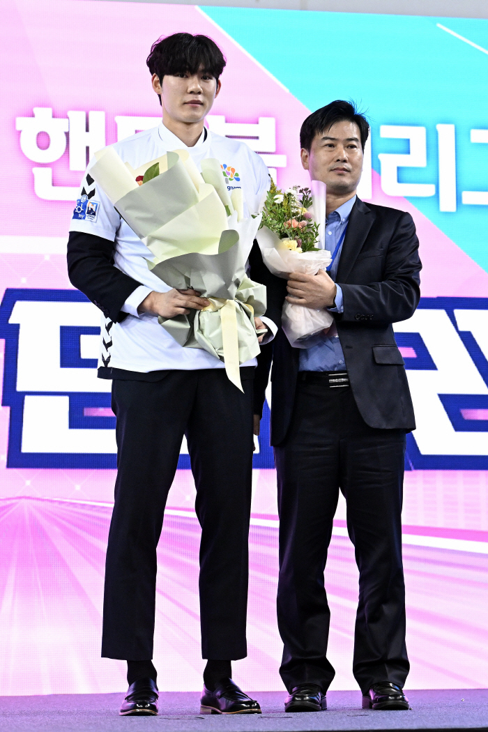 Kim Tae-kwan of the Korea National Sports University is the No. 1 overall handball draft in 男, and Chungnam Provincial Government