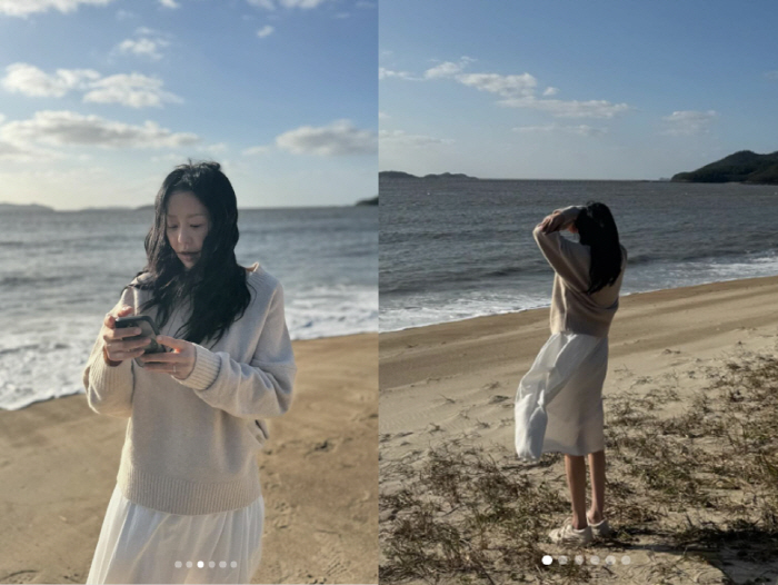 Ko Hyun-jung's skirt flaps and microfiber angles are revealed 'Woman on the Beach' 