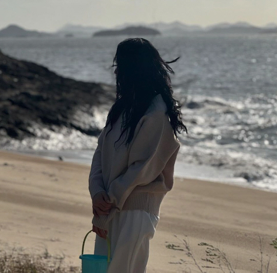 Ko Hyun-jung's skirt flaps and microfiber angles are revealed 'Woman on the Beach' 