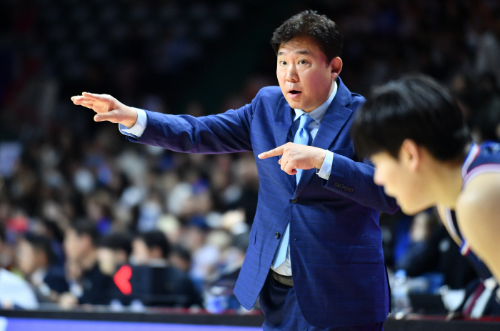  Eyes on son Kim Dong-hyun and ace Lee Jung-hyun. Director Sono Kim Seung-ki 'Lee Jung-hyun is behind.' (Kim)DONGHYUN is so powerful